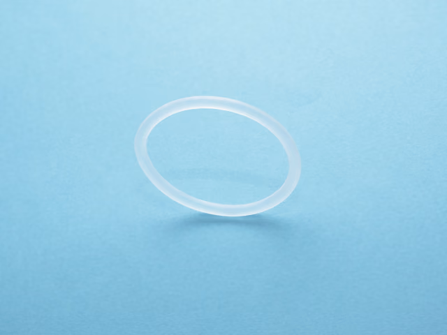 Anillo de plástico translúcido sobre fondo liso