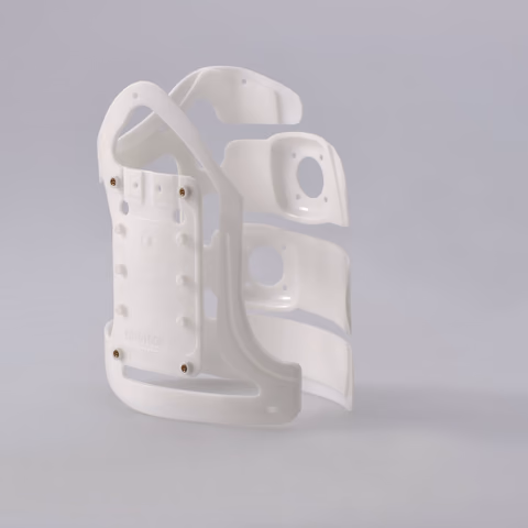 Carcasa envolvente de plástico blanco con perforaciones