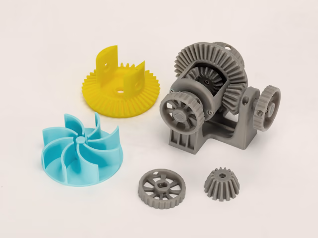 Engranes y rodetes de plástico impresos en 3D en varios colores