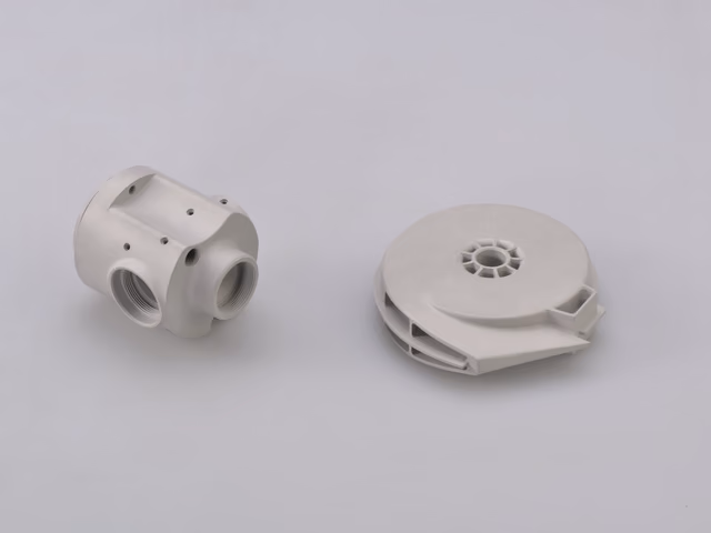 Cubo distribuidor y rodete de plástico blanco impresos en 3D