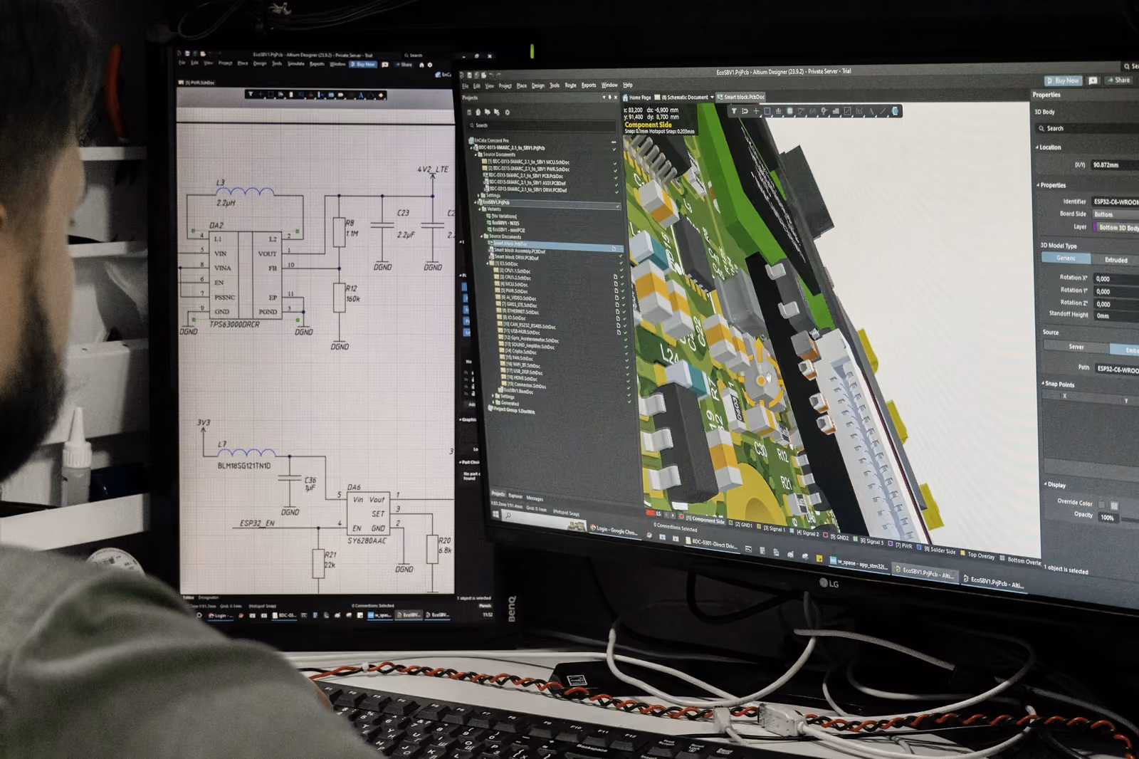 Escritorio con dos monitores mostrando un esquema tecnico y un modelo CAD