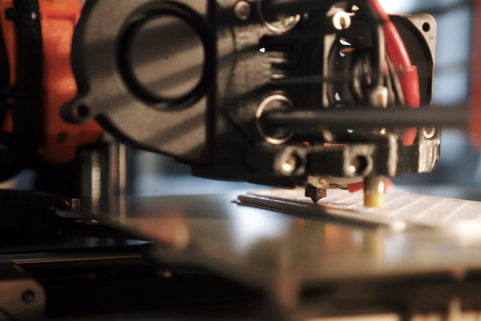 Extrusor de una impresora 3D en primer plano durante la fabricación de una pieza
